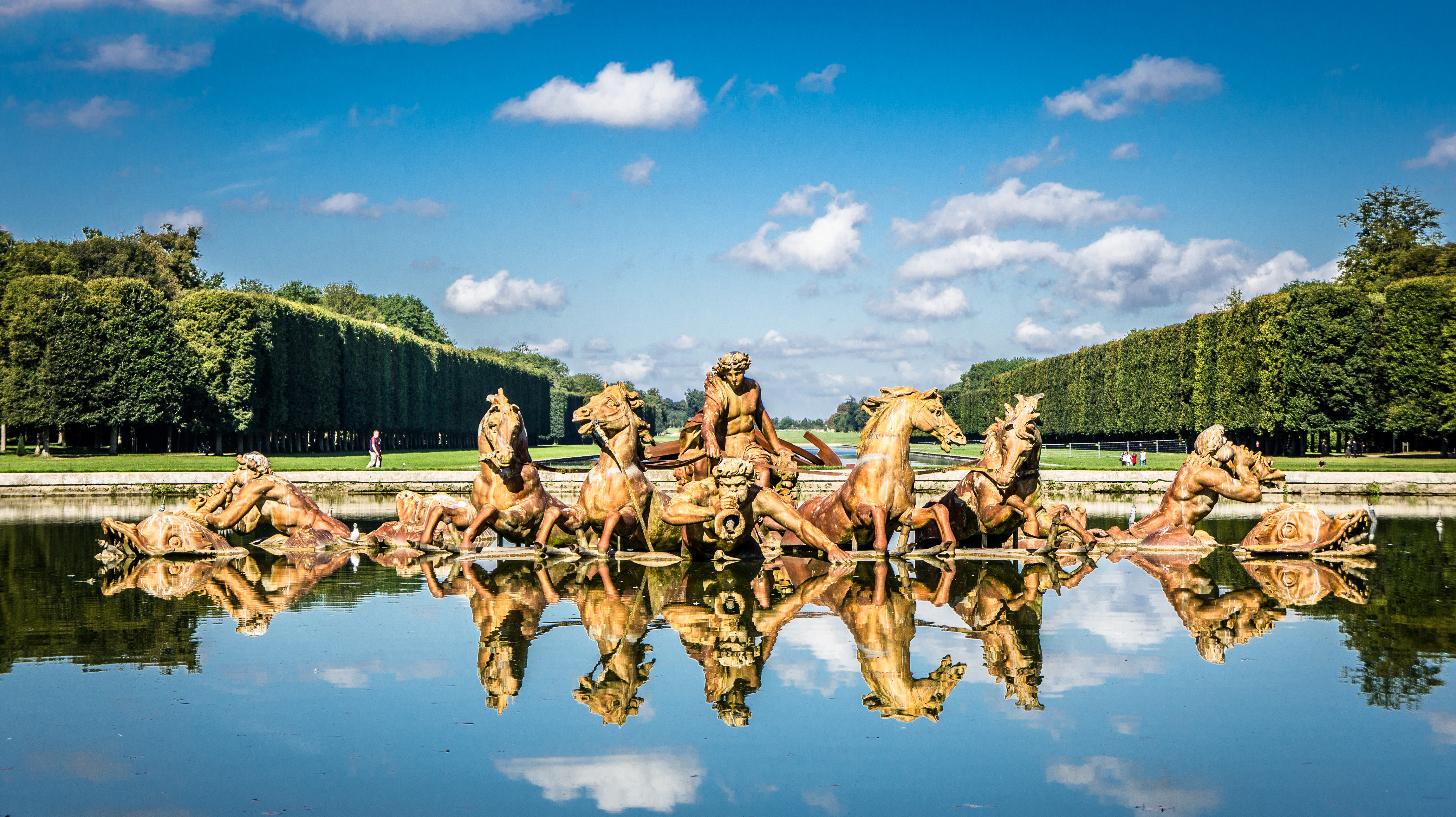 File:Magnificent fountains at Versailles Palace, 30 August 2011 ...