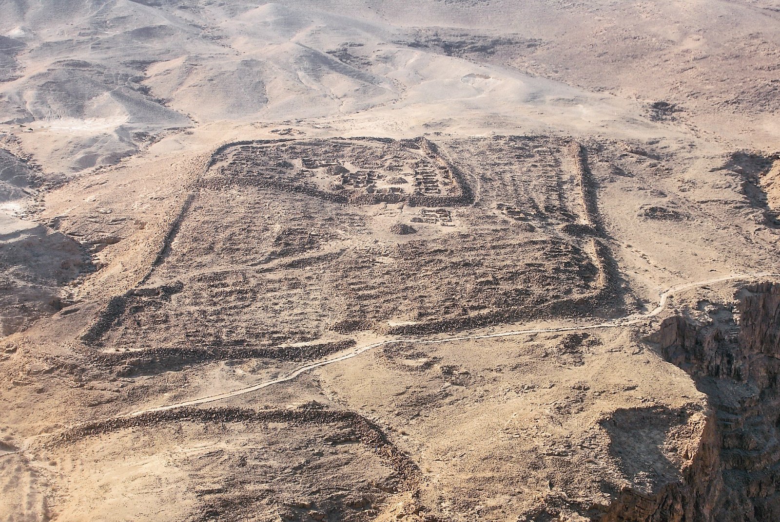 File:Very large ancient Roman fort at Masada.jpg - Wikimedia Commons