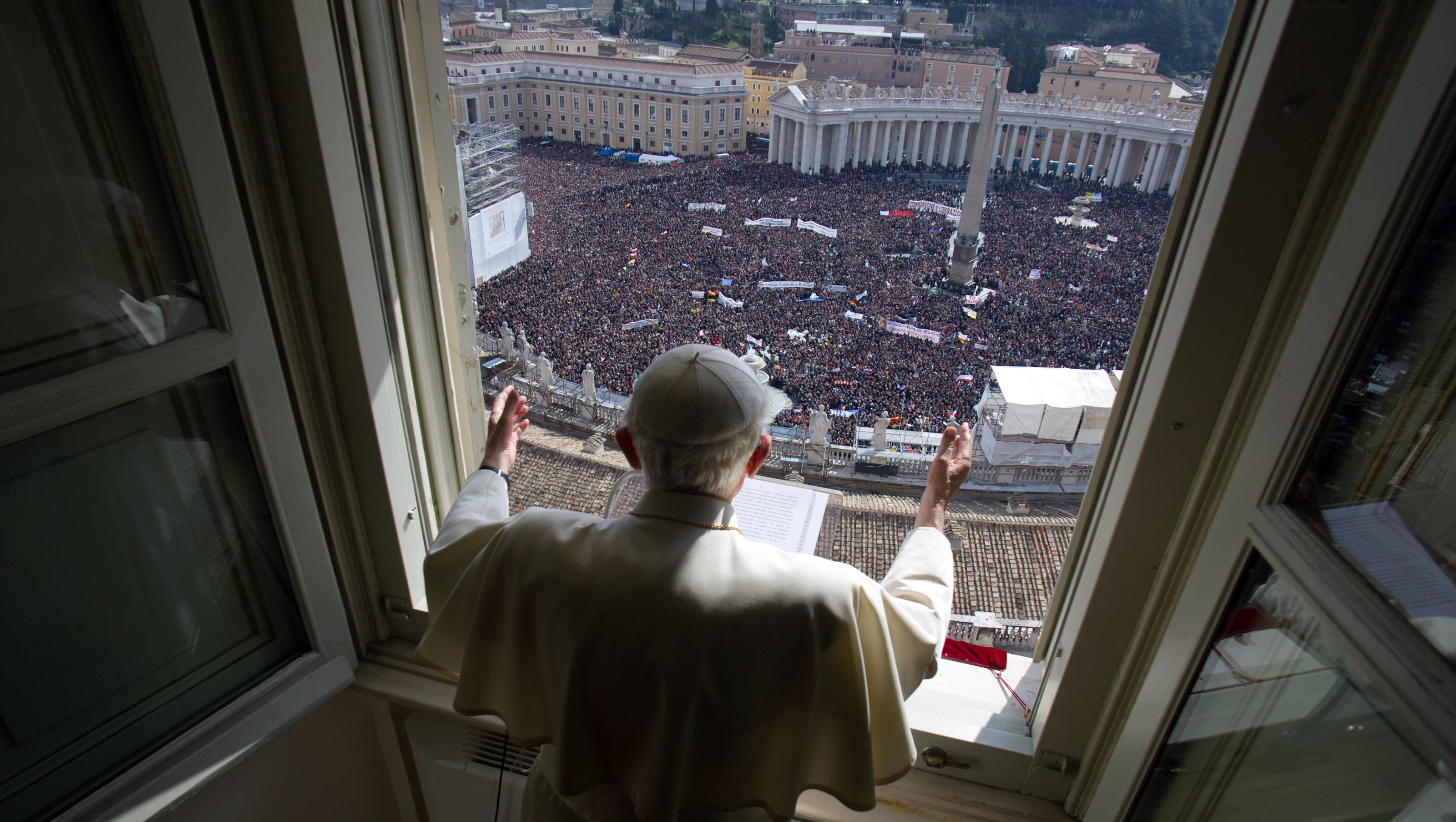 Pope's last Sunday blessing draws crowd at Vatican