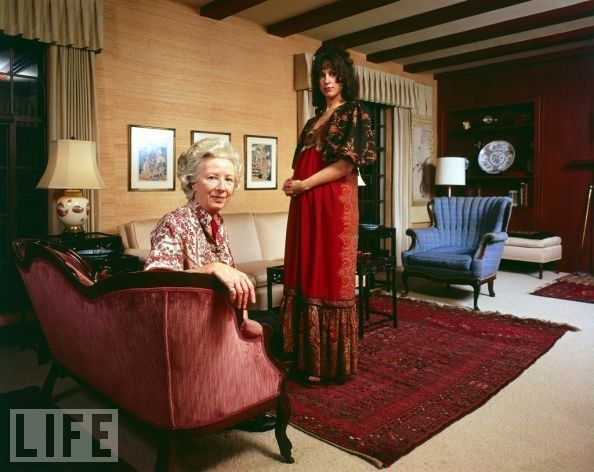 Grace Slick with her mother. The Jefferson Airplane singer poses with her mother, Virginia Wing, in the living room of the home… | Grace slick, Rockstar, Elton john