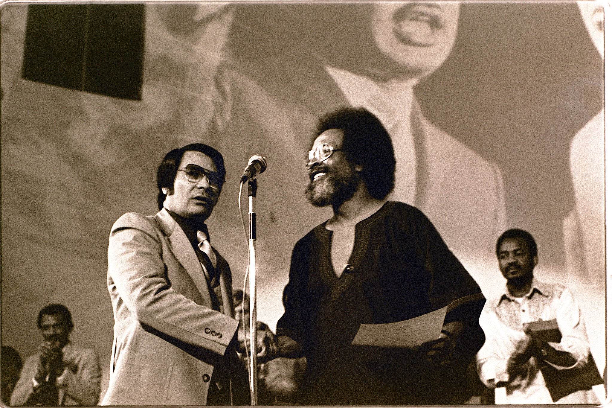 File:Jim Jones shakes hands with Cecil Williams - January 1977.jpg - Wikimedia Commons