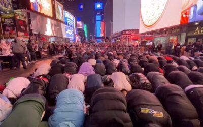 WATCH: Hundreds of Muslims mark Ramadan with mass prayers in Times Square