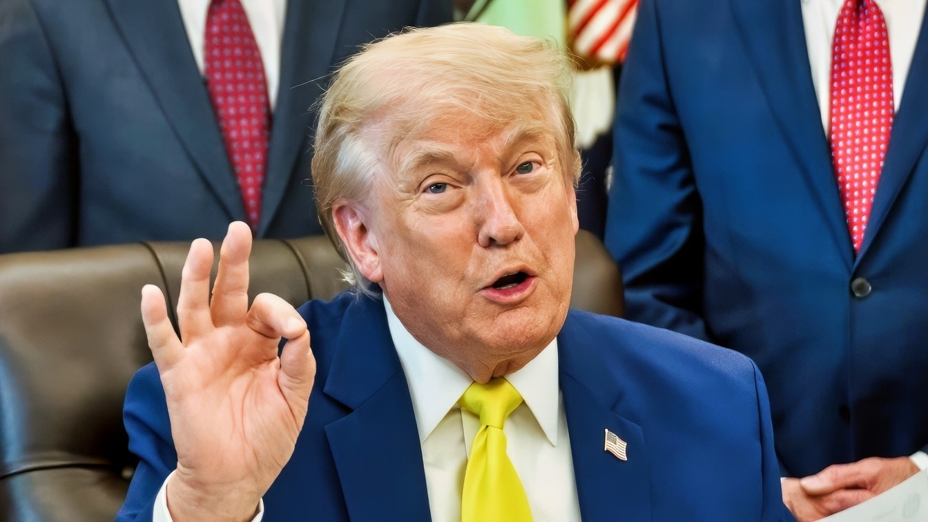 President Donald J. Trump, joined by Secretary of Energy Chris Wright, Secretary of the Interior Doug Burgum, EPA Administrator Lee Zeldin and others, makes an announcement on coal, Thursday, June 4, 2026, in the Oval Office. (Official White House Photo by Molly Riley)