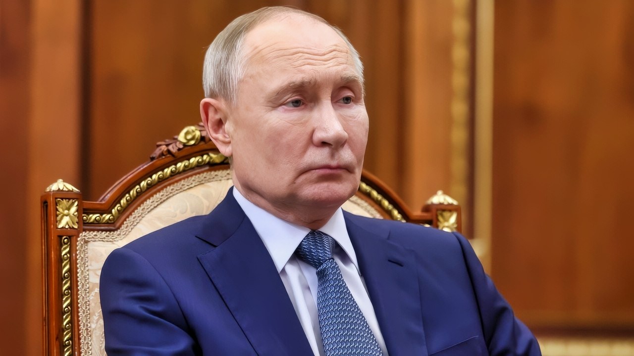 Putin in Briefing